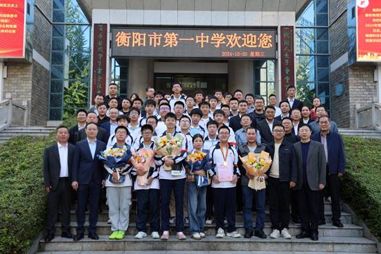 clip_image012.jpg 全体获奖学生与领导合影