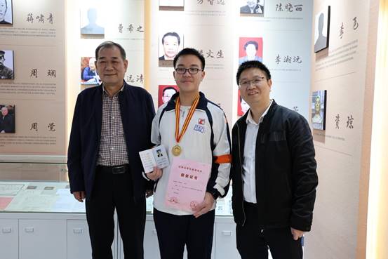 clip_image016.jpg 院士证赠送合影