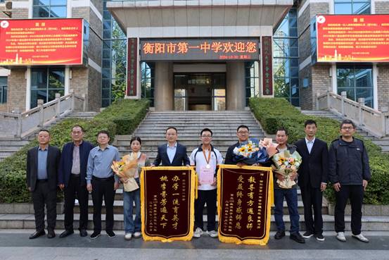 clip_image014.jpg 家长赠送锦旗合影1