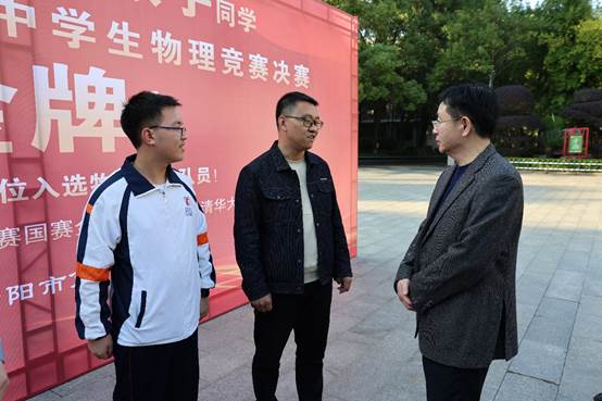 clip_image004.jpg 男人们站在一起AI 生成的内容可能不正确。
