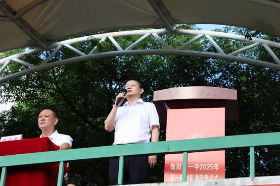 人们在看台上AI 生成的内容可能不正确。