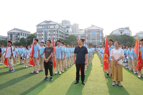 一群人站在草地上AI 生成的内容可能不正确。