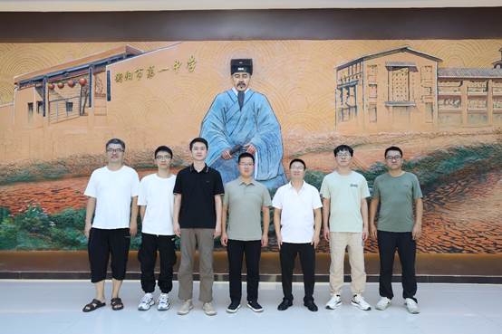 clip_image006.jpg 一群人站在建筑前AI 生成的内容可能不正确。