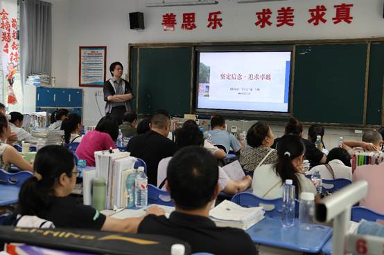 clip_image002.jpg 会议室里的人们AI 生成的内容可能不正确。