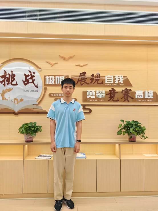 clip_image008.jpg 图片包含 站, 男人, 男孩, 年轻AI 生成的内容可能不正确。
