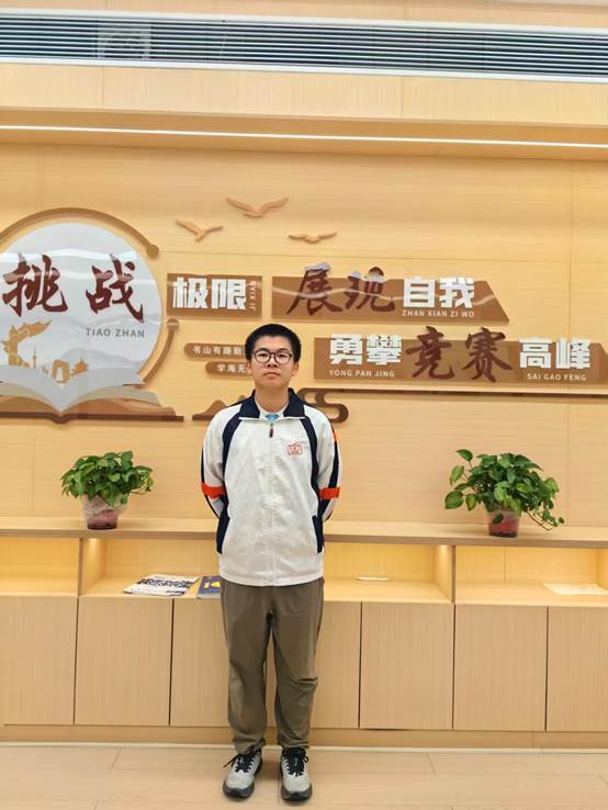 clip_image010.jpg 图片包含 站, 男人, 窗户, 厨房AI 生成的内容可能不正确。