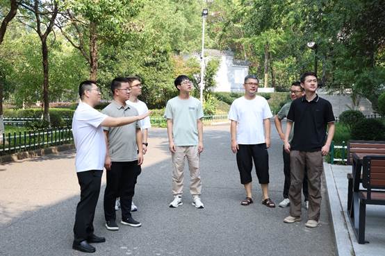 clip_image002.jpg 一群人站在路上AI 生成的内容可能不正确。