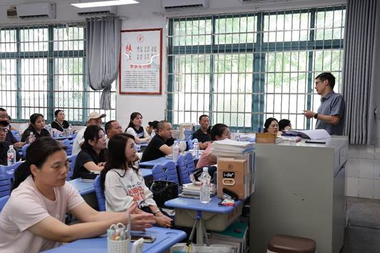 clip_image006.jpg 一群人在餐厅里用餐AI 生成的内容可能不正确。