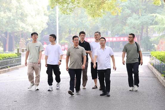 clip_image004.jpg 一群人站在路边AI 生成的内容可能不正确。