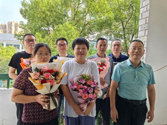 小孩们站在一起合影的一群人AI 生成的内容可能不正确。