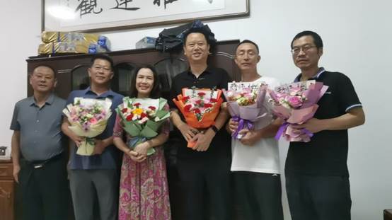 女人站在一起合影的一群人AI 生成的内容可能不正确。