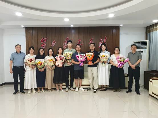 一群人站在室内合影AI 生成的内容可能不正确。