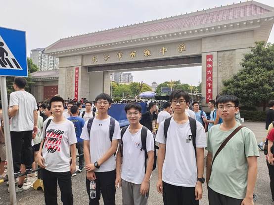 clip_image002.jpg 一群人站在建筑前AI 生成的内容可能不正确。