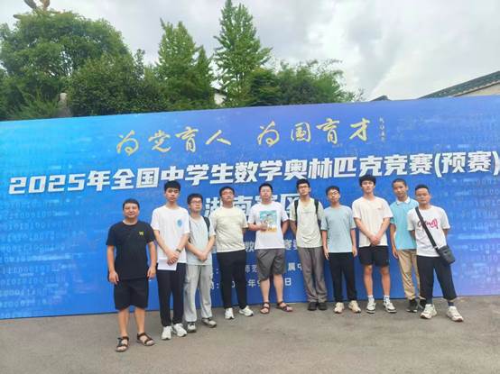 clip_image006.jpg 一群人站在蓝色背景前AI 生成的内容可能不正确。