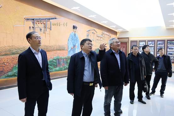 clip_image002.jpg 男人们站在一起AI 生成的内容可能不正确。