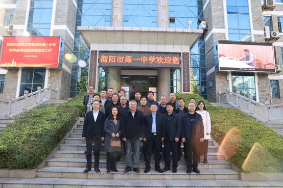 clip_image010.jpg 一群人站在建筑前AI 生成的内容可能不正确。