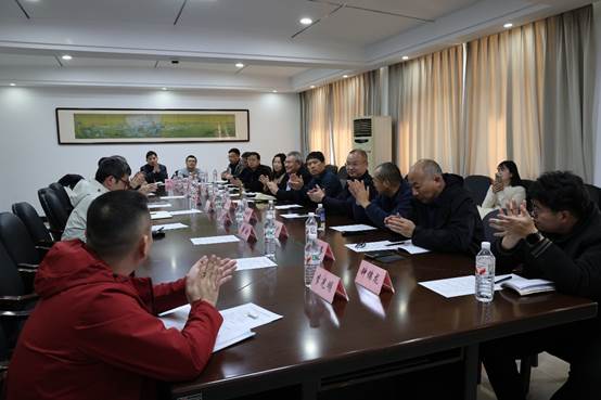 clip_image012.jpg 一群人在餐厅的桌子前AI 生成的内容可能不正确。