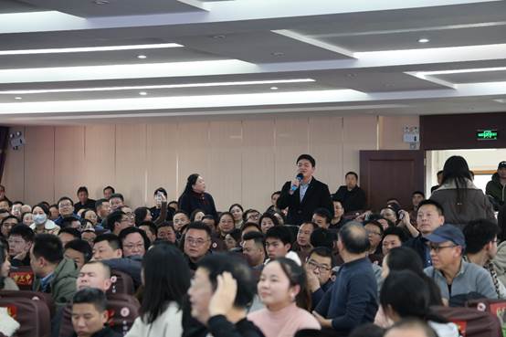 人们站在人群里AI 生成的内容可能不正确。