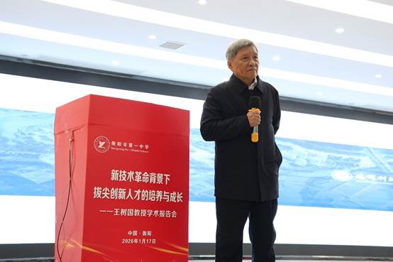 男人站在电视前AI 生成的内容可能不正确。