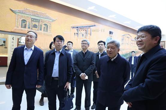 一群穿着西装的男人站在一起AI 生成的内容可能不正确。