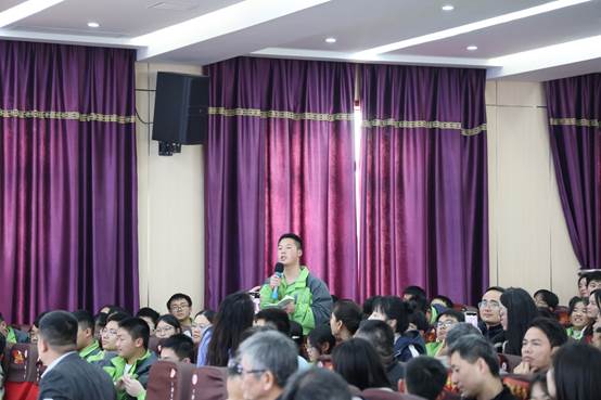 会议室里的人们AI 生成的内容可能不正确。