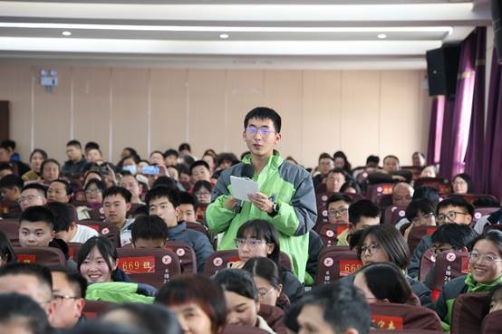 人们在看台上的人在人群里AI 生成的内容可能不正确。